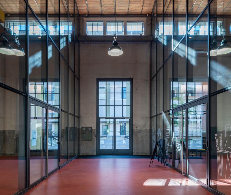 Kantonales Schulprovisorium und Schule für Gestaltung im Bernapark, Stettlen – Entree, Eingang – Aebi & Vincent Architekten SIA AG, Fotografie: Adrian Scheidegger